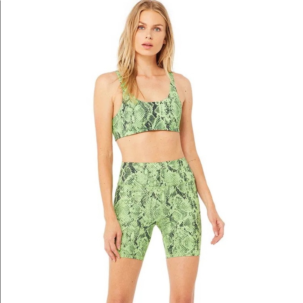 Alo Yoga High-Waist Snakeskin Vapor biker shorts lime green BNWT!